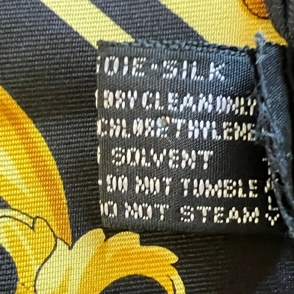 Authentic Versace Baroque Design Black Gold Printed 100% Silk Twill Scarf 33.5" - Picture 11 of 16